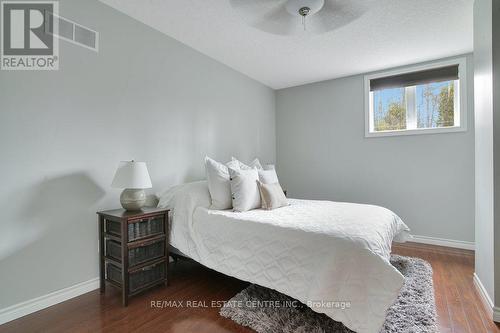 209 Hume Rd, Puslinch, ON - Indoor Photo Showing Bedroom