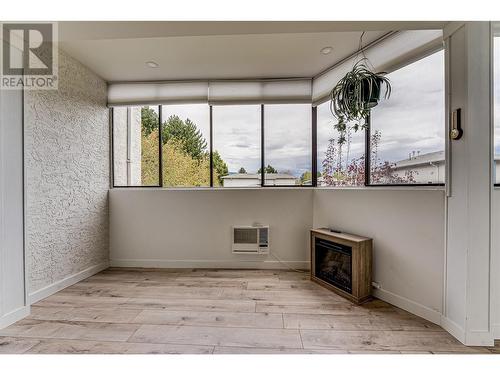 2085 Gordon Drive Unit# 208, Kelowna, BC - Indoor Photo Showing Other Room With Fireplace