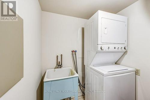 #305 -188 Spadina Ave, Toronto, ON - Indoor Photo Showing Laundry Room
