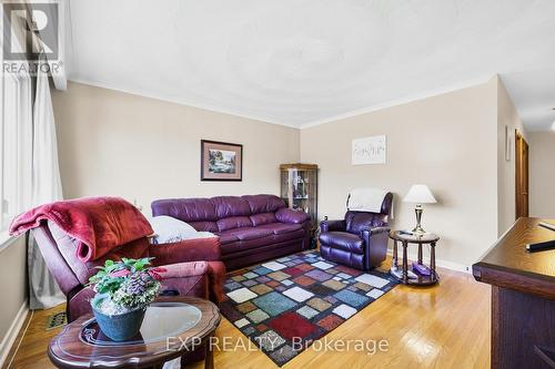 1379 Northmount Ave, Mississauga, ON - Indoor Photo Showing Living Room