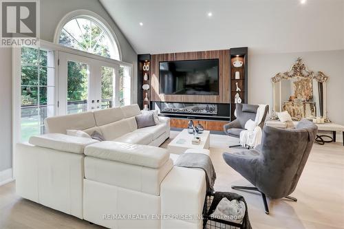 1520 Drymen Crescent, Mississauga, ON - Indoor Photo Showing Living Room