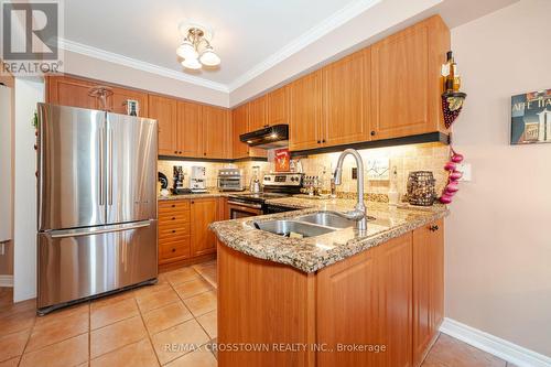 871 Fable Cres, Mississauga, ON - Indoor Photo Showing Kitchen With Double Sink
