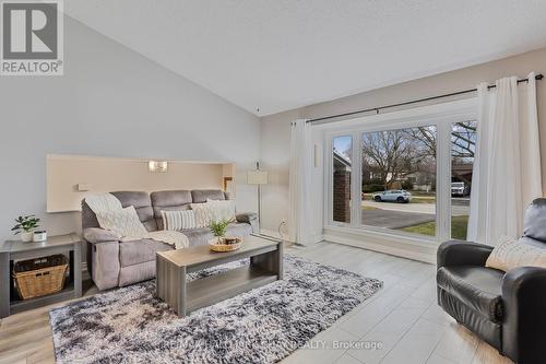 325 Kingsview Drive, Caledon, ON - Indoor Photo Showing Living Room