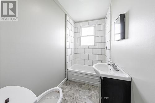 25 Old Greenfield Road, Brant, ON - Indoor Photo Showing Bathroom