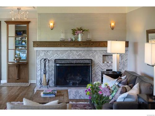 3794 Cadboro Bay Rd, Saanich, BC - Indoor Photo Showing Living Room With Fireplace