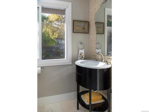 3794 Cadboro Bay Rd, Saanich, BC - Indoor Photo Showing Bathroom