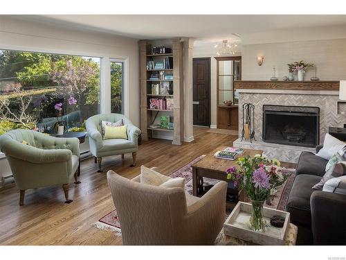 3794 Cadboro Bay Rd, Saanich, BC - Indoor Photo Showing Living Room With Fireplace