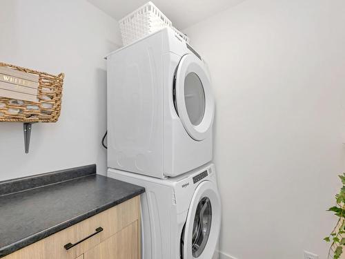 4-918 Old Esquimalt Rd, Esquimalt, BC - Indoor Photo Showing Laundry Room