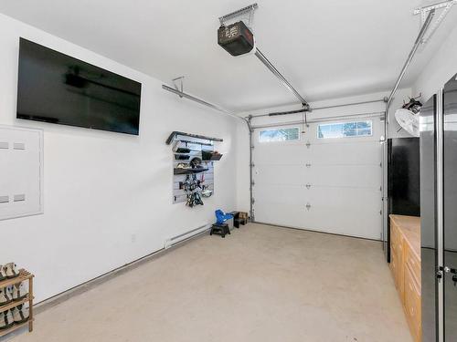 4-918 Old Esquimalt Rd, Esquimalt, BC - Indoor Photo Showing Garage