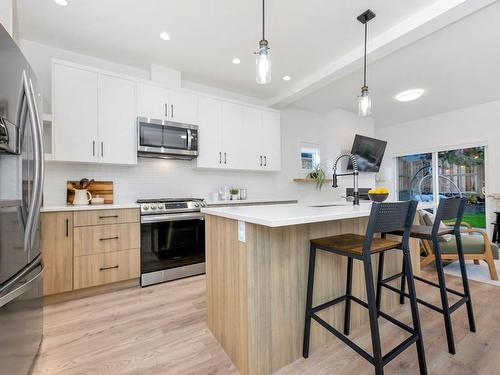 4-918 Old Esquimalt Rd, Esquimalt, BC - Indoor Photo Showing Kitchen With Upgraded Kitchen
