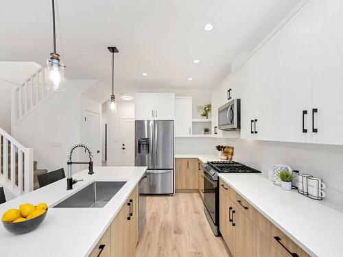 4-918 Old Esquimalt Rd, Esquimalt, BC - Indoor Photo Showing Kitchen With Upgraded Kitchen