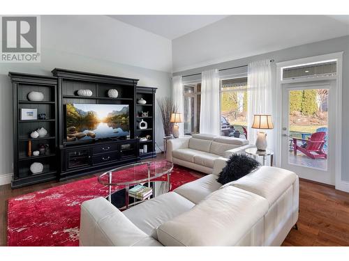 4450 Gordon Drive Unit# 105, Kelowna, BC - Indoor Photo Showing Living Room