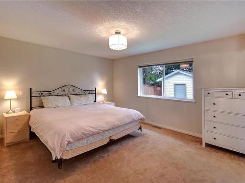 217 Hamilton Ave, Parksville, BC - Indoor Photo Showing Bedroom