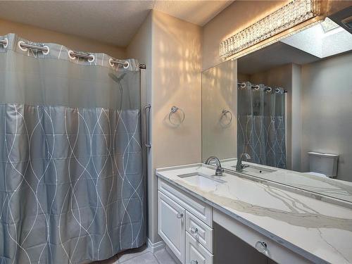 217 Hamilton Ave, Parksville, BC - Indoor Photo Showing Bathroom