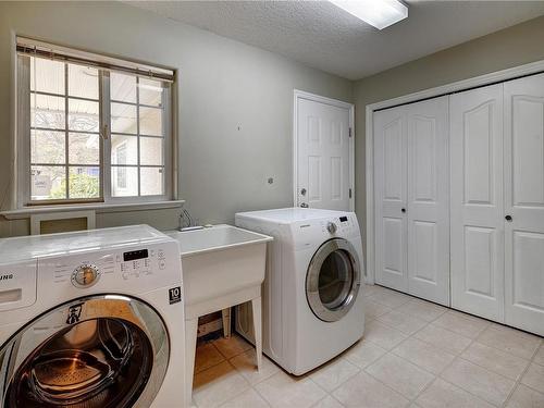 217 Hamilton Ave, Parksville, BC - Indoor Photo Showing Laundry Room