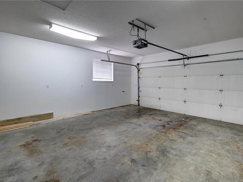 217 Hamilton Ave, Parksville, BC - Indoor Photo Showing Garage