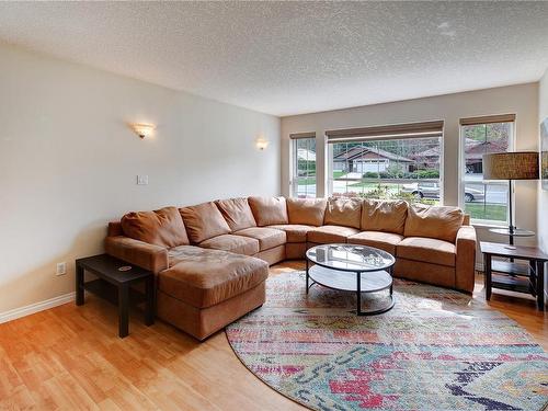 217 Hamilton Ave, Parksville, BC - Indoor Photo Showing Living Room