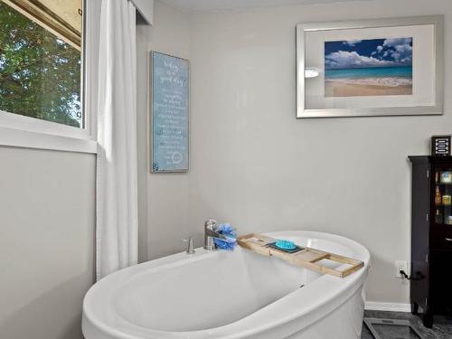 1947 Glenwood Drive, Kamloops, BC - Indoor Photo Showing Bathroom