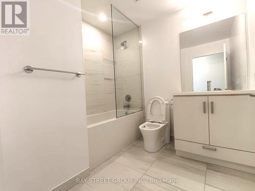 917 - 38 Honeycrisp Crescent, Vaughan, ON - Indoor Photo Showing Bathroom