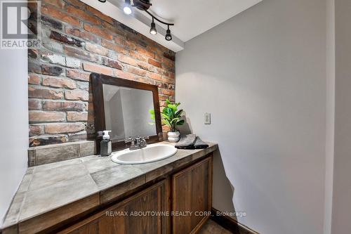 4511 Tremineer Ave, Burlington, ON - Indoor Photo Showing Bathroom