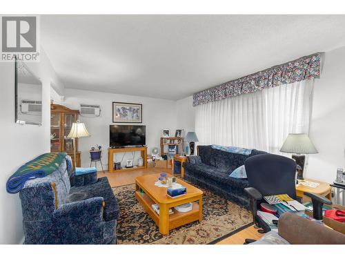 795 Rutland Road S, Kelowna, BC - Indoor Photo Showing Living Room