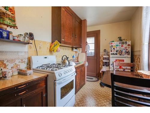 920 Edgewood Avenue, Nelson, BC - Indoor Photo Showing Kitchen