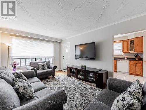 40 Wintergreen Rd, Toronto, ON - Indoor Photo Showing Living Room