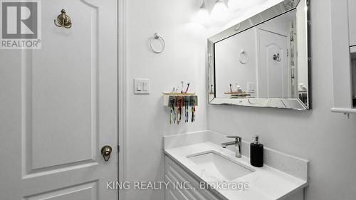 8 Hilda Crt, Brampton, ON - Indoor Photo Showing Bathroom