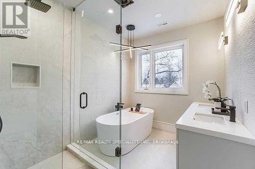 1404 Wren Ave, Oakville, ON - Indoor Photo Showing Bathroom
