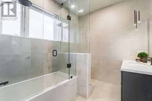 1404 Wren Ave, Oakville, ON - Indoor Photo Showing Bathroom