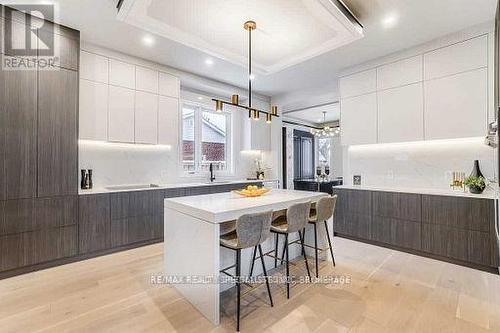 1404 Wren Avenue, Oakville, ON - Indoor Photo Showing Kitchen With Upgraded Kitchen