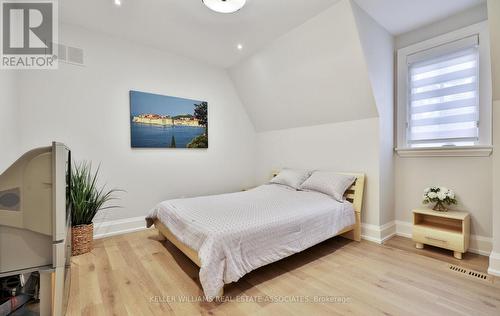 1079 Pelham Ave, Mississauga, ON - Indoor Photo Showing Bedroom