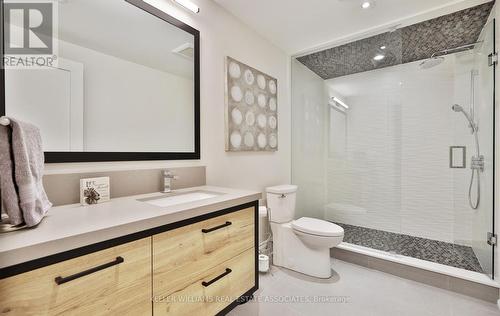 1079 Pelham Ave, Mississauga, ON - Indoor Photo Showing Bathroom