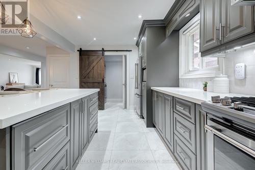 1113 Mcbride Ave, Mississauga, ON - Indoor Photo Showing Kitchen With Upgraded Kitchen