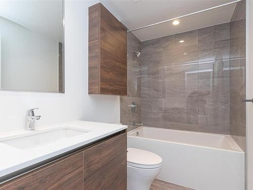 708-369 Tyee Rd, Victoria, BC - Indoor Photo Showing Bathroom