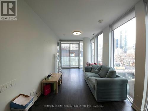 707 - 28 Wellesley Street E, Toronto, ON - Indoor Photo Showing Living Room