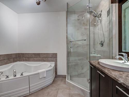 Salle de bains attenante Ã  la CCP - 607A-800 Rue Muir, Montréal (Saint-Laurent), QC - Indoor Photo Showing Bathroom