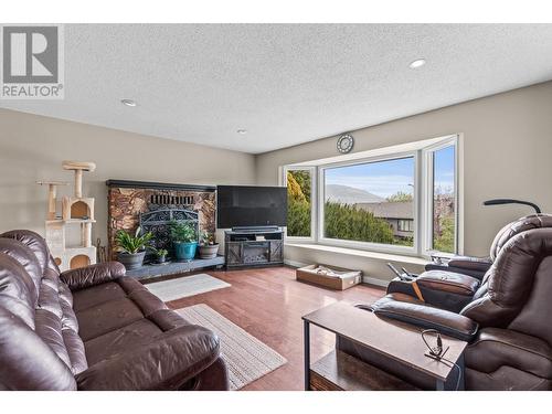 2912 Heritage Place, Vernon, BC - Indoor Photo Showing Living Room With Fireplace