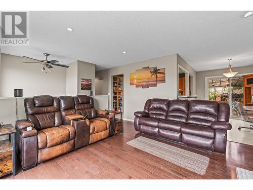 2912 Heritage Place, Vernon, BC - Indoor Photo Showing Living Room
