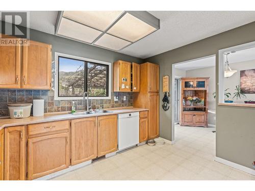 2912 Heritage Place, Vernon, BC - Indoor Photo Showing Kitchen With Double Sink