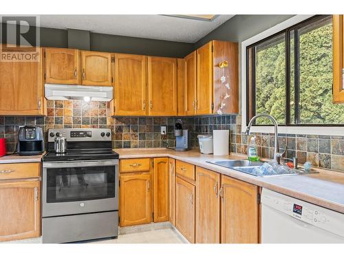 2912 Heritage Place, Vernon, BC - Indoor Photo Showing Kitchen With Double Sink