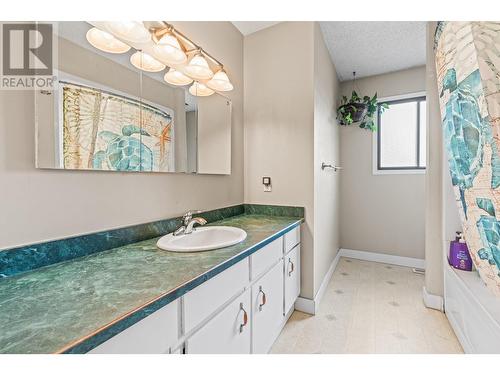 2912 Heritage Place, Vernon, BC - Indoor Photo Showing Bathroom