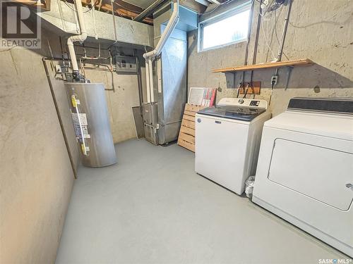 1540 Bell Street E, Swift Current, SK - Indoor Photo Showing Laundry Room