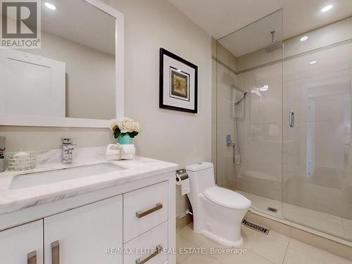 238 Rumble Avenue, Richmond Hill, ON - Indoor Photo Showing Bathroom