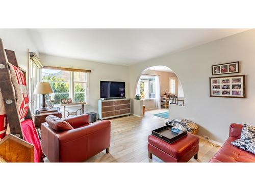 917 Scott Street, Creston, BC - Indoor Photo Showing Living Room