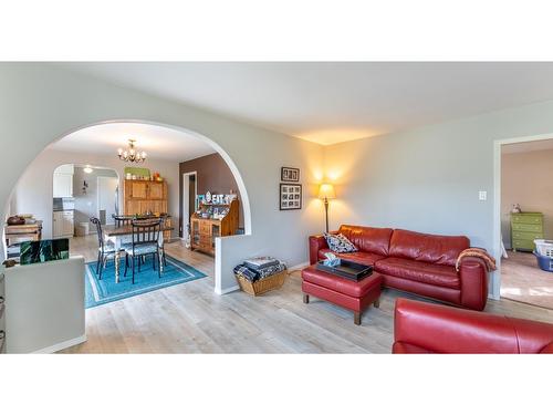 917 Scott Street, Creston, BC - Indoor Photo Showing Living Room