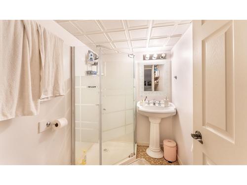 917 Scott Street, Creston, BC - Indoor Photo Showing Bathroom