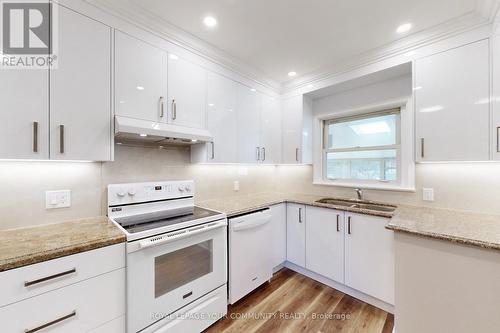401 Centre St E, Richmond Hill, ON - Indoor Photo Showing Kitchen With Double Sink
