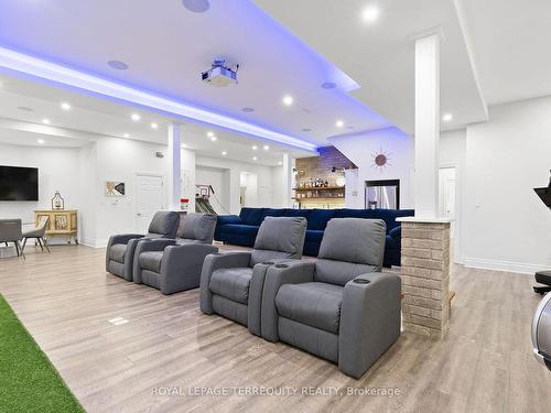 20 Country Club Cres, Uxbridge, ON - Indoor Photo Showing Living Room