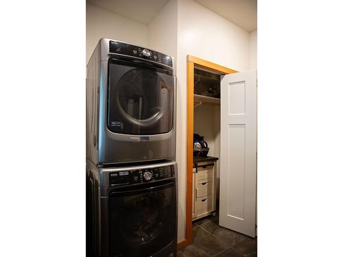 2711 Jacks Crescent, South Slocan, BC - Indoor Photo Showing Laundry Room